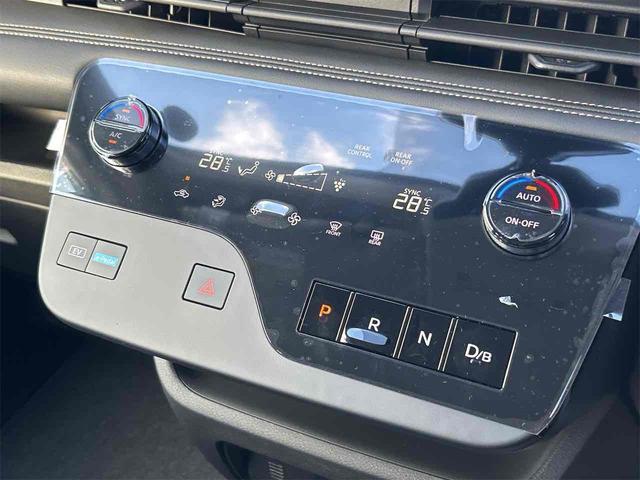 セレナ ｅ－パワー　ハイウェイスターＶ　登録済み未使用車　バックカメラ　サイドカメラ　クリアランスソナー　オートクルーズコントロール　衝突被害軽減システム　両側電動スライドドア　オートマチックハイビーム　オートライト　ＬＥＤヘッドランプ（8枚目）