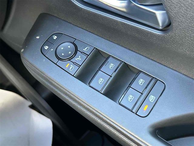 セレナ ｅ－パワー　ハイウェイスターＶ　登録済み未使用車　バックカメラ　サイドカメラ　クリアランスソナー　オートクルーズコントロール　衝突被害軽減システム　両側電動スライドドア　オートマチックハイビーム　オートライト　ＬＥＤヘッドランプ（14枚目）