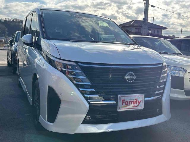 セレナ ｅ－パワー　ハイウェイスターＶ　登録済み未使用車　バックカメラ　サイドカメラ　クリアランスソナー　オートクルーズコントロール　衝突被害軽減システム　両側電動スライドドア　オートマチックハイビーム　オートライト　ＬＥＤヘッドランプ（17枚目）