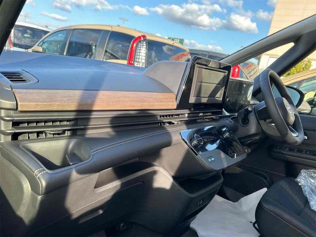 セレナ ｅ－パワー　ハイウェイスターＶ　登録済み未使用車　バックカメラ　サイドカメラ　クリアランスソナー　オートクルーズコントロール　衝突被害軽減システム　両側電動スライドドア　オートマチックハイビーム　オートライト　ＬＥＤヘッドランプ（60枚目）