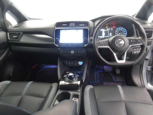 ◆室内前方◆足元が深くゆったりしていてストレスを感じません。シートのクッションもやわらかくロングドライブの疲労を軽減してくれます。