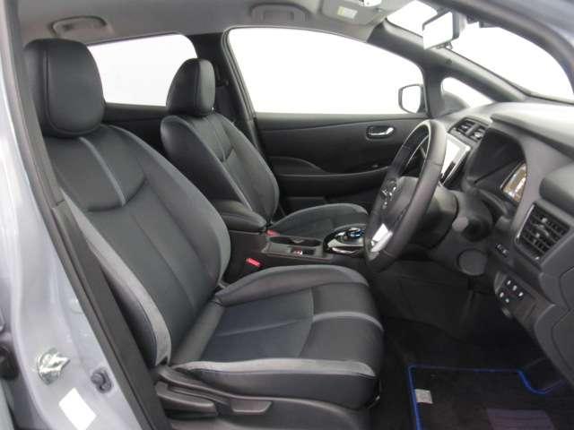 ◆前面ドア運転席◆ドアの開口が広く乗降ラクラク。シートの幅も広く運転していてもストレスを感じません。足元も広く快適なドライブを演出してくれます。