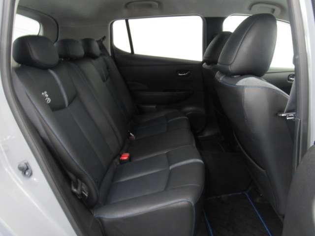 ◆後部座席◆後席も大人の方でもゆったり乗れるスペースを確保。足元も深くシートのクッションも柔らかくロングドライブの疲労を軽減してくれます。