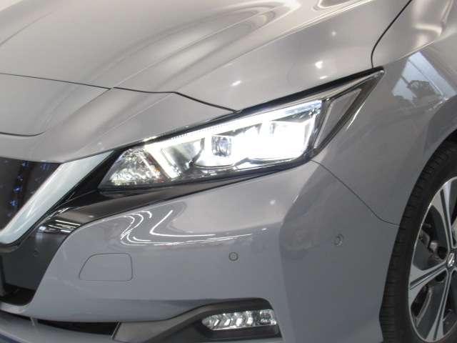 夜間走行の様々な局面に向けて、ＬＥＤヘッドランプで視認性をしっかり確保☆ハロゲンヘッドランプのおおよそ２倍の光量で、広範囲に明るくドライバーをサポートしてくれます。