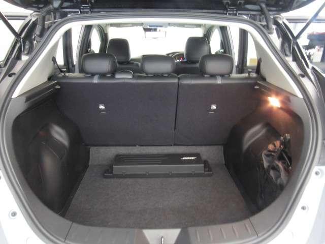 後部座席に座れる状態でも荷室はこれだけ広さがあります！お出かけやお買い物にも重宝します。ついつい買い物しすぎても安心ですね♪