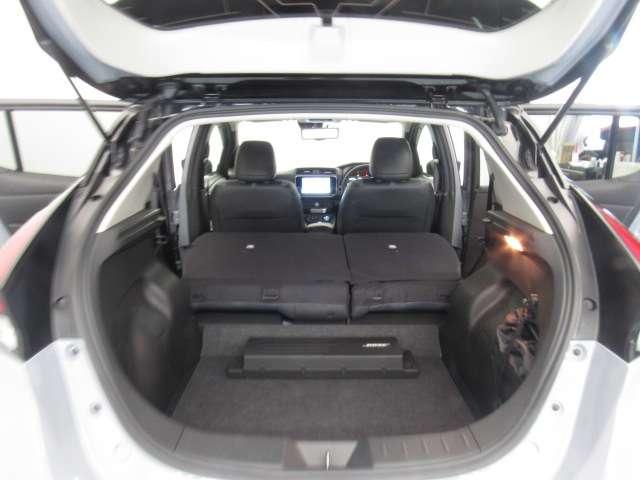 シートをすべて倒すとこんなに広々。たくさん荷物を積めます。これだけのスペースであればかなりの荷物が載せられます！