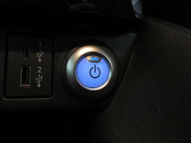 プッシュスターター☆ボタン１つでエンジン始動できます。同時にエンジンイモビライザーという装置でオーナーが持っている鍵が無いとエンジンがかけられない仕組みになっていて、盗難防止にもなっています。