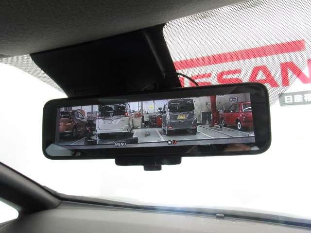スマートルームミラーも付いています。後方ピラーや荷物、後席に同乗している方や曇りなど視界が遮られた場合でも後方カメラからの映像で安全確認をすることができます。