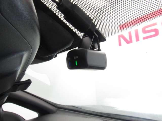 ドライブレコーダー☆いくら安全運転をしていても、事故に巻き込まれることもあります。万が一のときに証拠として使えるドライブレコーダー純正オプションで４万円ほどかかるものが付いています！