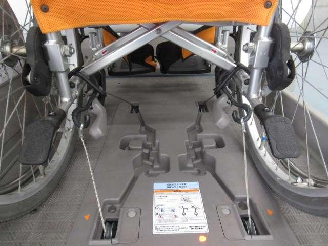 NV350キャラバンバン 2.5 チェアキャブ 車いす2名仕様 当社試乗車UP/ナビ/アラビュ/ドラレコ前後/(4枚目)