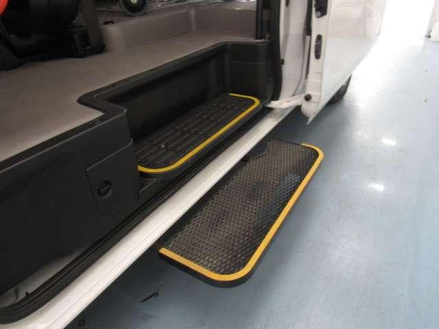 NV350キャラバンバン 2.5 チェアキャブ 車いす2名仕様 当社試乗車UP/ナビ/アラビュ/ドラレコ前後/(10枚目)