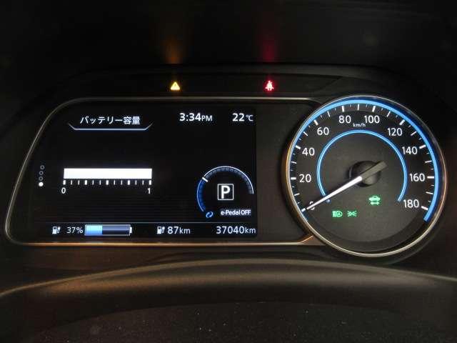 リーフ アーバンクロム　９インチナビ／アラビュ／プロパイロット／スマ　追突防止　全方位カメラ　車線逸脱警報　ＬＥＤライト　バックカメラ　インテリジェントキー　オートエアコン　メモリーナビ　ＥＴＣ　アルミホイール（6枚目）