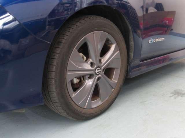 リーフ アーバンクロム　９インチナビ／アラビュ／プロパイロット／スマ　追突防止　全方位カメラ　車線逸脱警報　ＬＥＤライト　バックカメラ　インテリジェントキー　オートエアコン　メモリーナビ　ＥＴＣ　アルミホイール（11枚目）