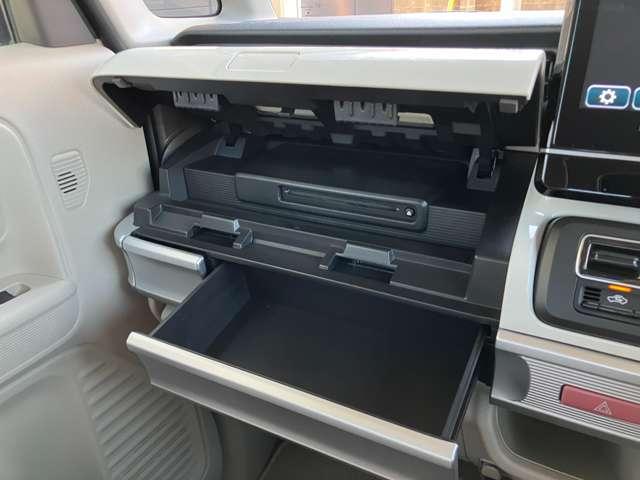 スペーシア ６６０　　ナビ　全周囲カメラ　衝突被害軽減ブレーキ　デュアルセンサーブレーキＳ　両側パワードア　車線逸脱　ｉ－ｓｔｏｐ　フリーキー　ナビＴＶ　サイドエアバック　ダブルエアバック　メモリーナビ　ＡＡＣ　バックモニター　整備記録簿　運転席エアバッグ　ＡＢＳ（9枚目）