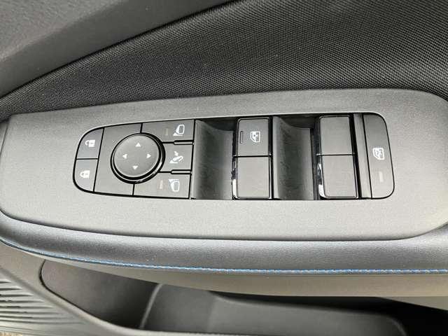 �^�]�ȑ��h�A�̓����ɂ́A�S�Ȃ̃p���[�E�B���h�E�X�C�b�`��A������Ƃ�������������t���Ă܂��B