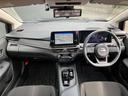 スマートルームミラーは、後部に設置したカメラで後方を映し出すので、大きな荷物や後席に背の高い人が乗車した時などでも関係なく後方の確認が出来て安心です★また、夜間の後続車のライトも眩しさが軽減されます。