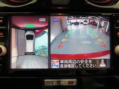 アラウンドビューモニターは４方のカメラで真上から車を見たようにモニターで確認ができます。周辺の安全確認、小さなお子様や障害物も目視で確認できるので駐車のしやすさだけでなく、事故防止にも役立ちます。 5