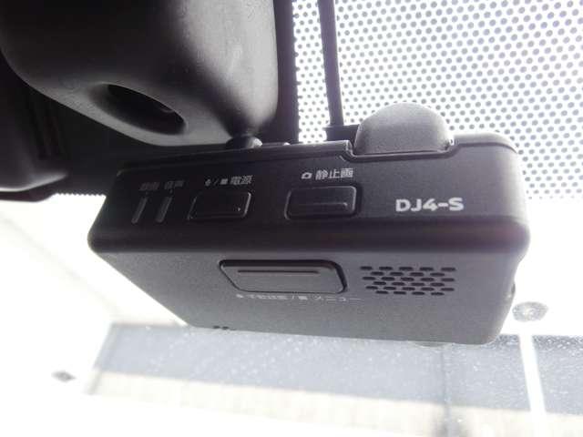 �A���E���h�r���[���j�^�[�͑O�㍶�E�̃J�����Ő^�ォ��Ԃ������悤�Ƀ��j�^�[�Ŋm�F���ł�����Y�̓Ǝ��̑����ł��B