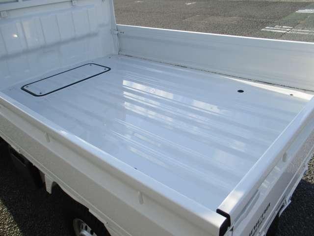 広々としたフラットな荷台は、余裕たっぷりの積載力を発揮。農作物のコンテナやビールケースから角材などの長尺物までさまざまな種類の積荷を、スペースの無駄なくたっぷり積み込むことができます。