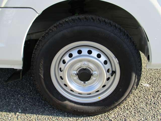 タイヤサイズは１４５／８０Ｒ１２です。