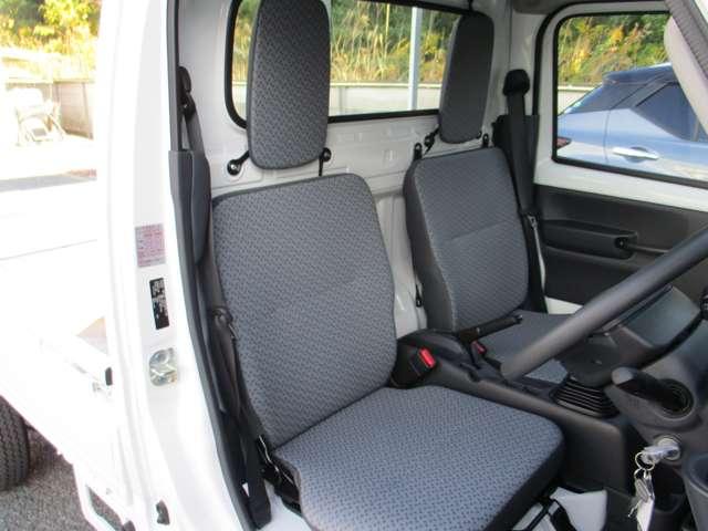 最大１４０ｍｍのシートスライドで、最適な運転姿勢が得られます。