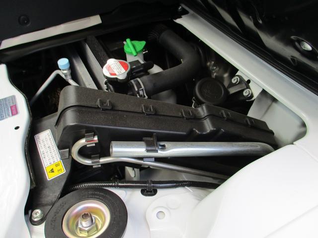 助手席シート下に工具類が収納されています。