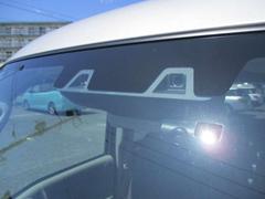 【インテリジェント　エマージェンシーブレーキ】２つのカメラで前方の車両や歩行者を夜間でも検知し、ブザー音やメーター内の表示によってドライバーに警告。衝突の回避または衝突時の被害軽減を図ります。 3