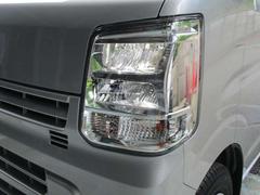 白く自然に近い明るさで、視認性が高いＬＥＤヘッドランプを装備。ヘッドランプの照射軸の補正を手動で行えるマニュアルレベライザー付です。 4