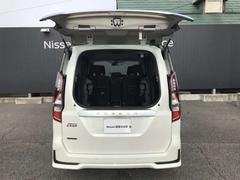 デュアルバックドアで狭い駐車場でも荷物の取り出しがしやすい 6