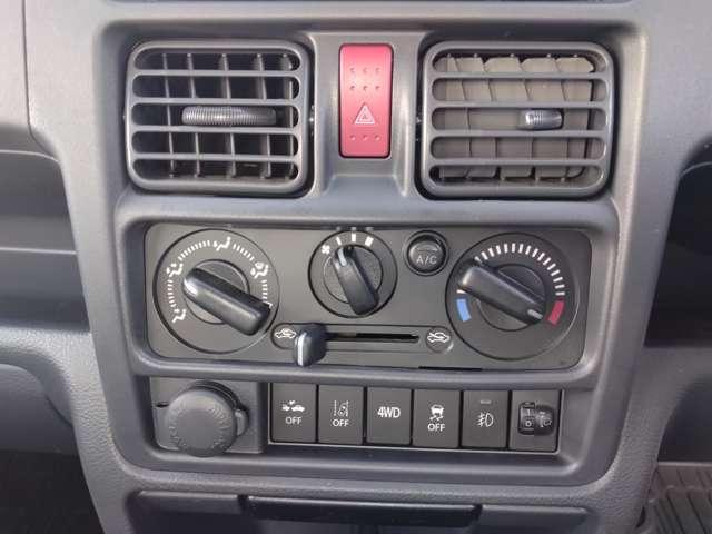 ＮＴ１００クリッパートラック ６６０　ＧＸ　４ＷＤ　社外メモリーナビ　フルセグ　社外ＬＥＤ　衝突軽減システム　切替４ＷＤ　パワーウインド　キーレスエントリー　ナビテレビ　ＡＣ　記録簿　パワーステアリング　エアバッグ　ＡＢＳ　寒冷地仕様　ＬＥＤヘッドライト　助手席エアバック（6枚目）