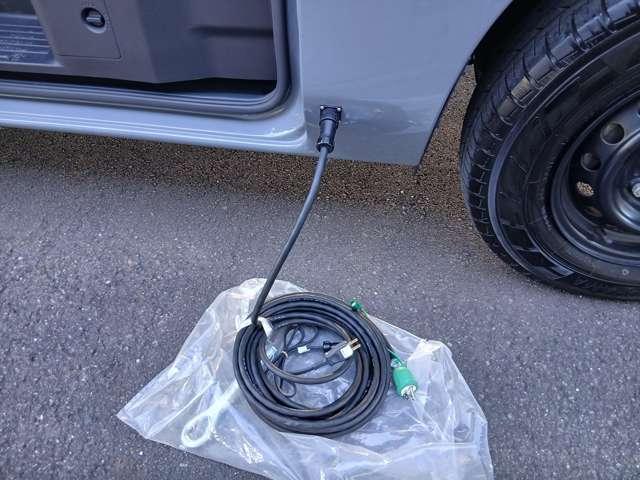 キャラバン ２．４　グランド　プレミアムＧＸ　ＭＹＲＯＯＭ　折り畳みベッド　ロングボティ　ディーゼルターボ　ステアリングスイッチ　純正メモリ　オートエアコン　バックカメラ　全周囲カメラ　衝突軽減ブレーキシステム　車線逸脱警報システム　４ＷＤ　ＥＴＣ　ＬＥＤヘッド（9枚目）