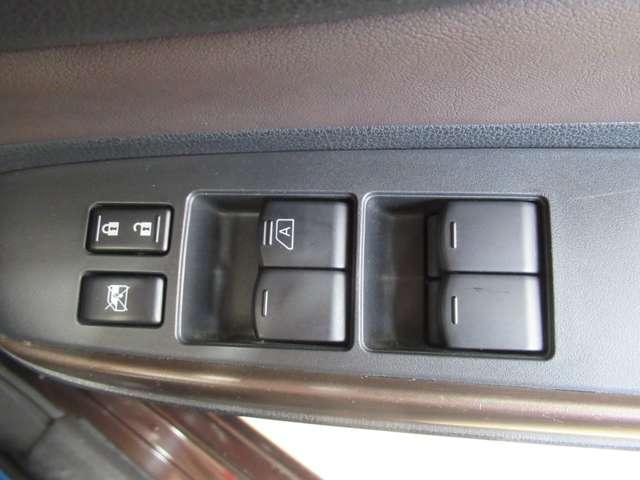 ノート ｅ－パワー　メダリスト　１年保証付き　純正ナビ　バックカメラ　プレミアムホワイトインテリア　社外前後ドラレコ　ＬＥＤヘッドライト　ＥＴＣ　オートエアコン　衝突被害軽減ブレーキ（18枚目）