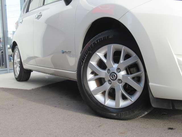 ノート ｅ－パワー　Ｘ　Ｖセレクション　純正ナビ　アラウンドビュー　ＬＥＤヘッドライト　スマートルームミラー　１年保証付き　ＥＴＣ　純正１５インチアルミ　オートエアコン　衝突被害軽減ブレーキ（4枚目）