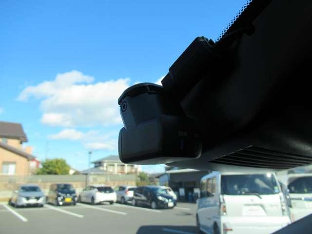 ノート Ｘ　メーカーナビ　アラウンドビュー　ＬＥＤヘッドライト　スマートルームミラー　当社試乗車アップ　ＳＯＳコール　ＥＴＣ２．０　ドラレコ　ハンズフリー充電（5枚目）