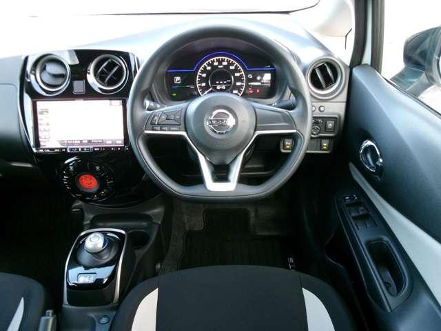 ノート ｅ－パワー　Ｘ　シーギア　ツーリングパッケージ装着車　ＡＬＰＩＮＥナビ　バックカメラ　ＥＴＣ　社外ドライブレコーダー　衝突軽減ブレーキ　踏み間違い防止　車線逸脱警報　ＬＥＤヘッドランプ　フォグランプ　オートライト　オートエアコン　インテリジェントキー（4枚目）