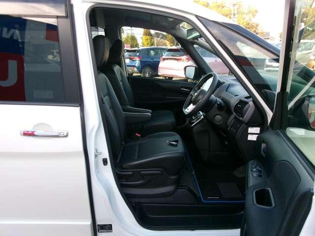 セレナ e-パワー ハイウェイスターV 純正10インチメモリーナビ 後席モニター プロパイロット 両側ハンズフリーオートスライドドア 前後ドライブレコーダー ETC 防水シート 16インチアルミホイール 衝突軽減ブレーキ 踏み間違い防止(10枚目)