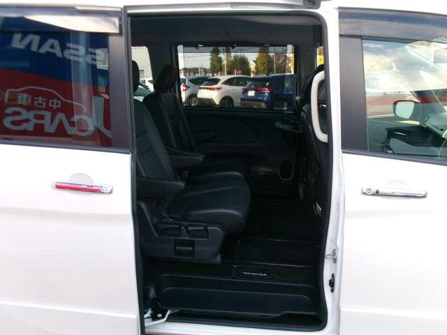 セレナ e-パワー ハイウェイスターV 純正10インチメモリーナビ 後席モニター プロパイロット 両側ハンズフリーオートスライドドア 前後ドライブレコーダー ETC 防水シート 16インチアルミホイール 衝突軽減ブレーキ 踏み間違い防止(11枚目)