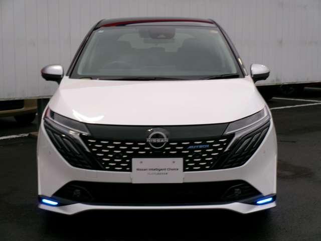 オーラ オーテック　スポーツスペック　純正メモリーナビ　アラウンドビューモニター　ステアリング　シートヒーター　インテリジェントルームミラー　運転席パワーシート　専用チューニングコンピューター　専用サスペンション　パフォーマンスダンパー（17枚目）