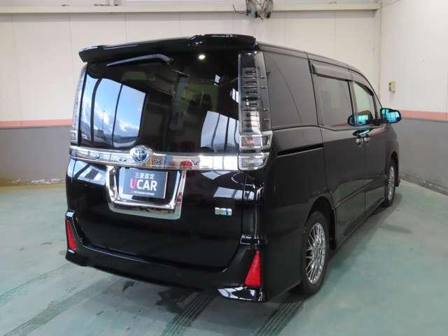 ヴォクシー ハイブリッドZS 煌III 純正ナビ・リヤモニター アイドリングストップ 地デジTV 前席シートヒーター クリアランスソナー スマートキー クルコン VSC キーレス アルミホイール ナビ&TV ETC 3列シート メモリーナビ(2枚目)