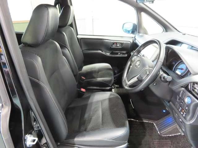 ヴォクシー ハイブリッドZS 煌III 純正ナビ・リヤモニター アイドリングストップ 地デジTV 前席シートヒーター クリアランスソナー スマートキー クルコン VSC キーレス アルミホイール ナビ&TV ETC 3列シート メモリーナビ(4枚目)