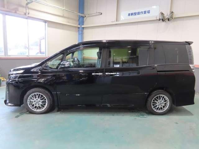 ヴォクシー ハイブリッドZS 煌III 純正ナビ・リヤモニター アイドリングストップ 地デジTV 前席シートヒーター クリアランスソナー スマートキー クルコン VSC キーレス アルミホイール ナビ&TV ETC 3列シート メモリーナビ(6枚目)