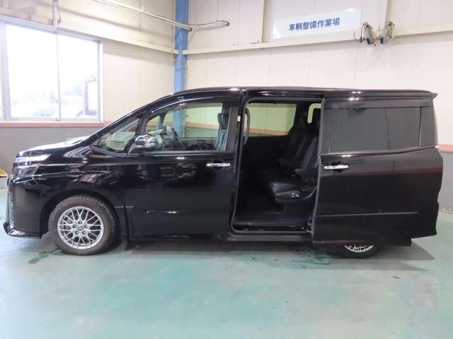 ヴォクシー ハイブリッドZS 煌III 純正ナビ・リヤモニター アイドリングストップ 地デジTV 前席シートヒーター クリアランスソナー スマートキー クルコン VSC キーレス アルミホイール ナビ&TV ETC 3列シート メモリーナビ(8枚目)