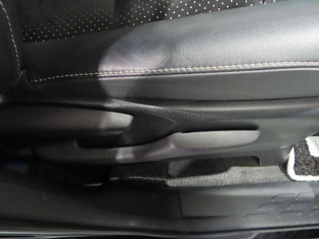 ヴォクシー ハイブリッドZS 煌III 純正ナビ・リヤモニター アイドリングストップ 地デジTV 前席シートヒーター クリアランスソナー スマートキー クルコン VSC キーレス アルミホイール ナビ&TV ETC 3列シート メモリーナビ(10枚目)