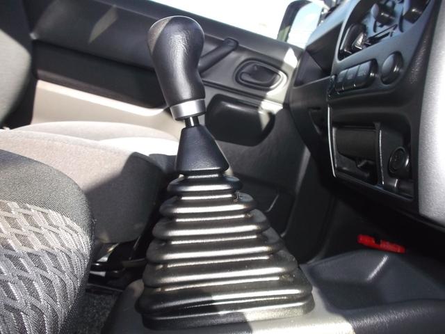 ジムニー ＸＣ　タ－ボ　パ－トタイム４ＷＤ　５速マニュアル車　ランドベンチャー用１６インチアルミホイ－ル＆スタッドレスタイヤ装着済み　フォグランプ　ル－フレ－ル　電動格納ドアミラ－　ＡＢＳ　プライバシ－ガラス☆（21枚目）