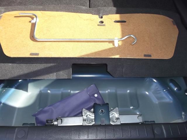 ジムニー ＸＣ　タ－ボ　パ－トタイム４ＷＤ　５速マニュアル車　ランドベンチャー用１６インチアルミホイ－ル＆スタッドレスタイヤ装着済み　フォグランプ　ル－フレ－ル　電動格納ドアミラ－　ＡＢＳ　プライバシ－ガラス☆（36枚目）