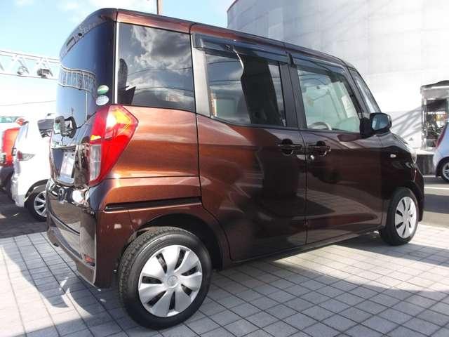 ����Ȕw�ʂɁA�܂肽���ݎ��́u����ȃV�[�g�o�b�N�e�[�u���v�����̋�C���z������N���X���u�����T�[�L�����[�^�[�v��W��������