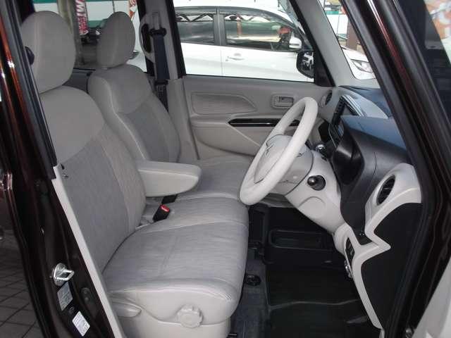 �C���X�g�������g�p�l���́A�����ɃI�[�v���g���C��݂��ď㉺�𕪊��B�C���e���A�́A���₩�ȃs�A�m�u���b�N���̃Z���^�[�p�l����A���o�I�ɂ��L�������������鉡��̖D���V�[�g���R�[�f�B�l�[�g���㎿�������o��