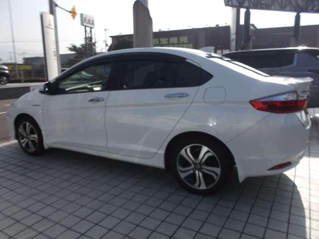 �G�N�X�e���A�́A�R���p�N�g�Z�_���Ȃ�����A��������ƒ������Ƃ����{���l�b�g��A�Ԋi���A��Ƃ�����������郍���O�z�C�[���x�[�X�ɂ��`���I�ȃZ�_���X�^�C���̒��ɁA�N�[�y�̂悤�ȗ���ȃt�H������Z����