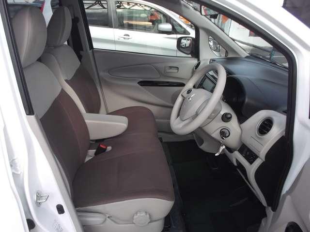 �C���e���A�ɂ́A�V�[�g�̃��C�����n���A�A�[�K�C�����̔��G��̗ǂ��X�G�[�h���g���R�b�g���n���̗p���Ă��܂���