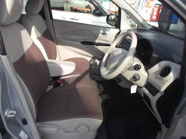 �C���e���A�ɂ́A�V�[�g�̃��C�����n���A�A�[�K�C�����̔��G��̗ǂ��X�G�[�h���g���R�b�g���n���̗p���Ă��܂���